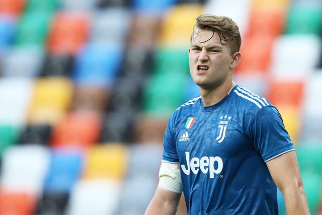 周娅菲担任三亚亚沙会闭幕式中国体育代表团旗手